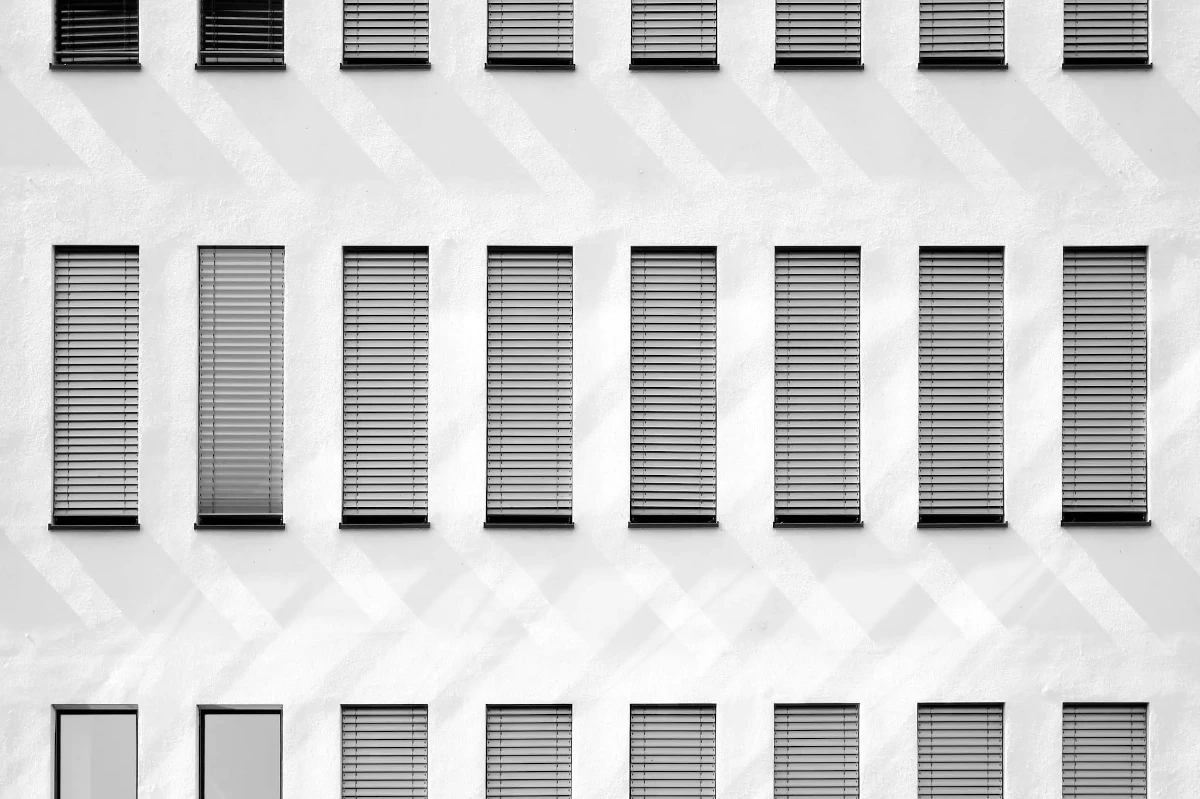 Okna budovy v Norimberku v Německu